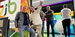 Malermeister Rudi Bredschneider und Innungsmeister Alexander Trapp stehen auf der Stiege eine Trucks