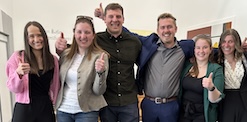 Erwachsener zeigt einem Lehrling mit Pinsel Tricks fürs Malen