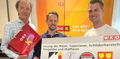 Erwachsener zeigt einem Lehrling mit Pinsel Tricks fürs Malen