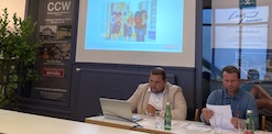 Erwachsener zeigt einem Lehrling mit Pinsel Tricks fürs Malen