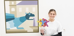 Erwachsener zeigt einem Lehrling mit Pinsel Tricks fürs Malen