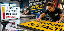 Erwachsener zeigt einem Lehrling mit Pinsel Tricks fürs Malen